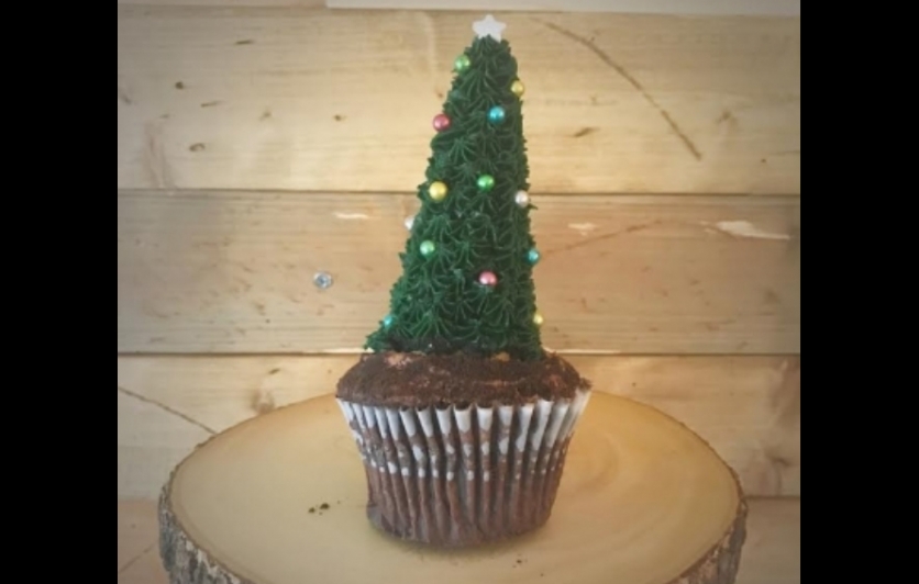 Christmas Tree cake decorating