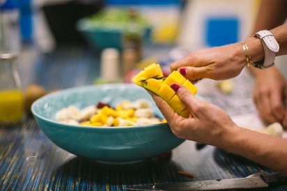 cutting mango