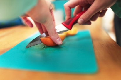 Slicing oranges 
