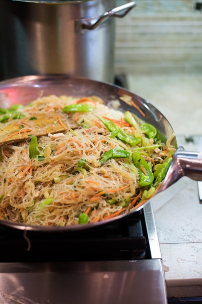 filipino pancit noodles in a wok